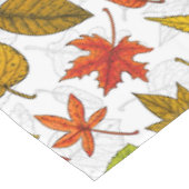 Herbstblätter auf weiß tischdecke (Schrägansicht)