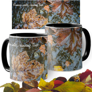 Herbstblätter im Fluss Tasse