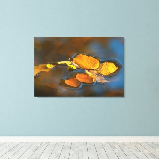 Herbstblätter im See Leinwanddruck (Insitu (Holzboden))