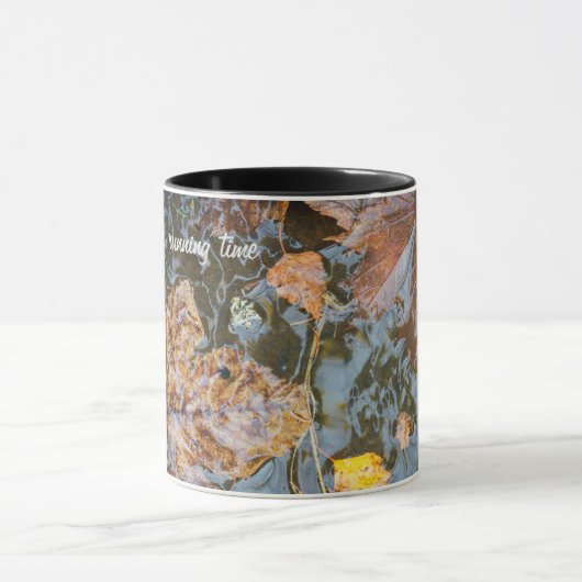 Herbstblätter im Waldstrom Tasse (Zentrum)