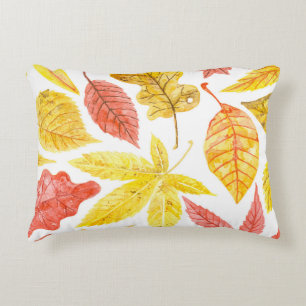 Herbstblätter in Aquarellfarbe, buntes Muster. Dekokissen