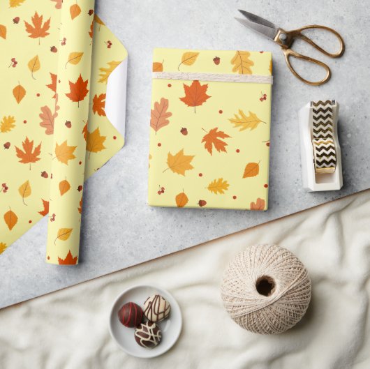 Herbstblätter, Nüsse aus Eichen, Muster Erntedank Geschenkpapier (Kunsthandwerk)