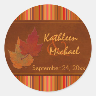 Herbstblätter und Streifen 1,5" Hochzeitsaufkleber Runder Aufkleber