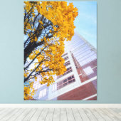 Herbstblätter und Wolkenkratzer Leinwanddruck (Insitu (Holzboden))
