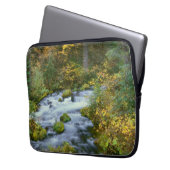 Herbstblätterung und Douglas Fir Border Roaring Ri Laptopschutzhülle (Vorderseite Links)