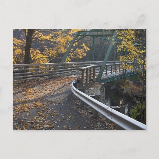 Herbstblätterung und eine Brücke über die Miller Postkarte (Vorderseite)