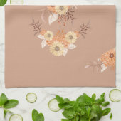Herbstblüte – Warmes Beige und Orange Blumen Geschirrtuch (Gefaltet)