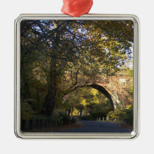 Herbstbrücke im Park Ornament Aus Metall