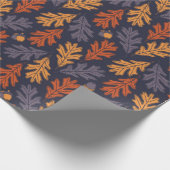 Herbsteiche Blätter und Akornmuster (dunkel) Geschenkpapier (Ecke)