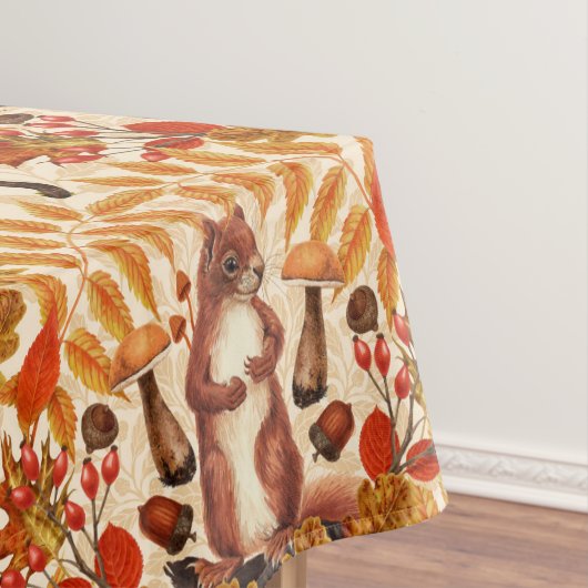 Herbstfalke auf Weiß Tischdecke (Beispiel)