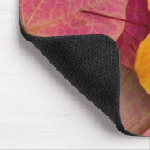 Herbstfarbe des Waldes Pansy Redbud gefallen Mousepad (Ecke)