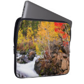 Herbstfarbe entlang Bischof Creek, CA Laptopschutzhülle (Vorne Rechts)
