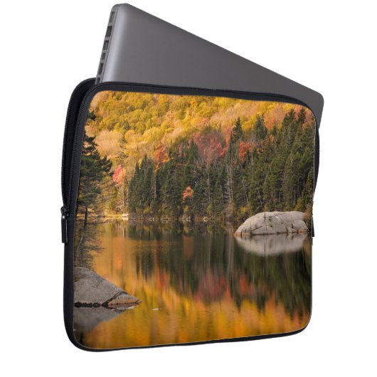 Herbstfarben auf dem Biberteich Laptopschutzhülle (Vorne Rechts)