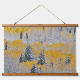 Herbstfarben der Espen und frischer Schnee Keebler Wandteppich Mit Holzrahmen