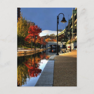 Herbstfarben entlang des Kanals Postkarte