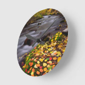 Herbstfarben entlang McGee Creek Runde Wanduhr (Winkel)