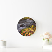 Herbstfarben entlang McGee Creek Runde Wanduhr (Zuhause)