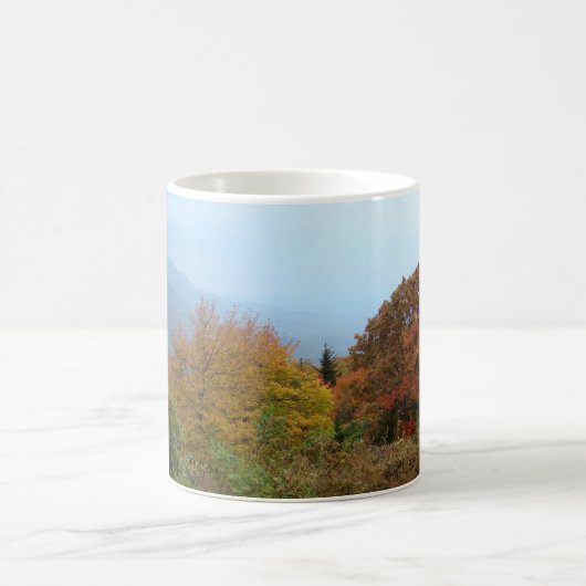 Herbstfarben in den Bergen Kaffeetasse (Mittel)