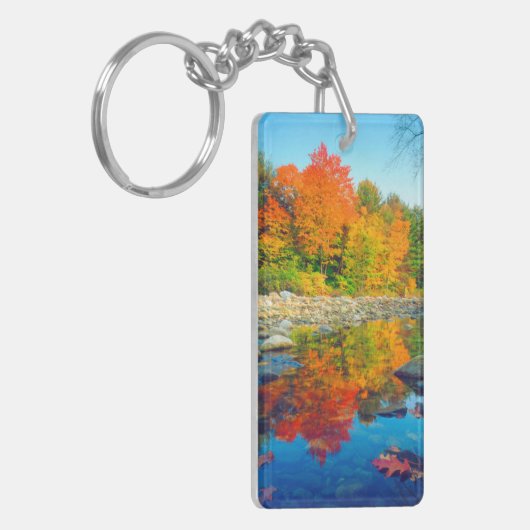 Herbstfarben reflektieren in einem Bach in Vermont Schlüsselanhänger (Vorderseite links)