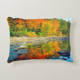 Herbstfarben spiegeln sich in einem Bach in Vermon Dekokissen