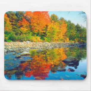 Herbstfarben spiegeln sich in einem Bach in Vermon Mousepad