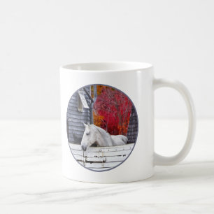 Herbstfarm mit weißem Pferd Kaffeetasse