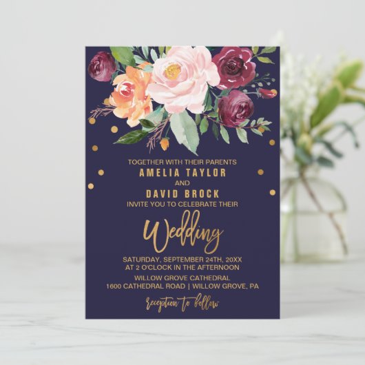 Herbstflorale mit Typografie-Backing-Hochzeit Einladung (Stehend Vorderseite)