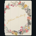Herbstflorenreath Gelb Grün mit Namen iPad Hülle<br><div class="desc">Dieses stilvolle iPad Cover besticht durch einen wunderschönen Blumenkranz im Herbst in einer hübschen Senfpalette,  die gelb,  salzgrün und rot ist. Personalisieren Sie es mit Ihrem Namen in der Schrift. Tolle Geschenkidee.</div>