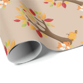 Herbstfox unter Baum mit Kürbis Geschenkpapier (Rolleneckpunkt)