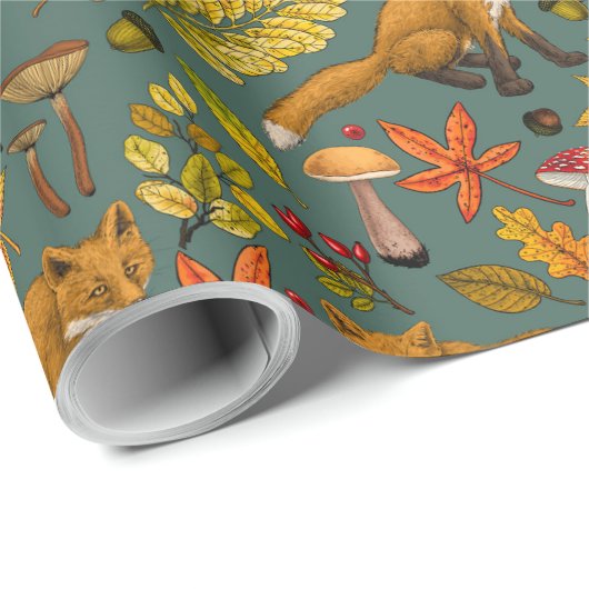 Herbstfüchse auf Kieferngrün Geschenkpapier (Rolleneckpunkt)