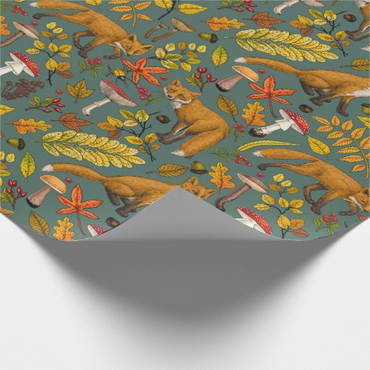 Herbstfüchse auf Kieferngrün Geschenkpapier (Ecke)