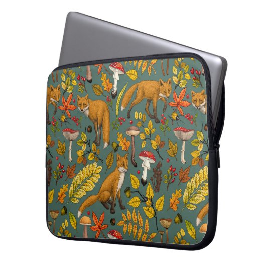 Herbstfüchse auf Kieferngrün Laptopschutzhülle (Vorderseite Links)