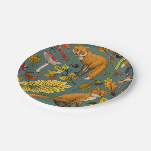 Herbstfüchse auf Kieferngrün Pappteller (Schrägansicht)