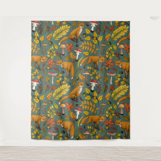 Herbstfüchse auf Kieferngrün Wandteppich (Vorderseite)