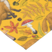 Herbstfüchse auf Orange Tischdecke (Schrägansicht)