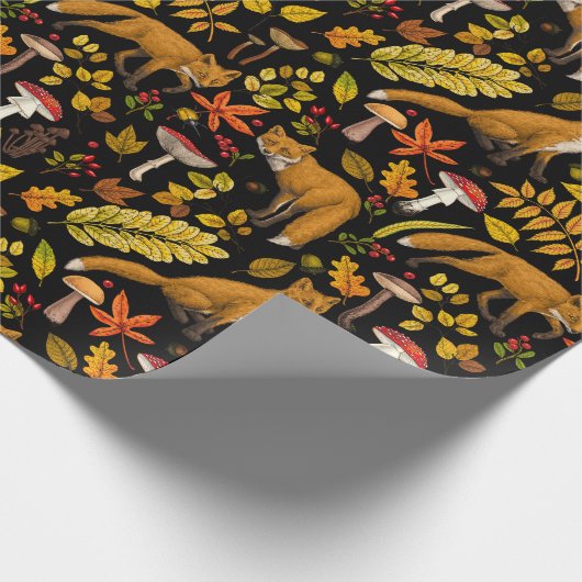 Herbstfüchse auf schwarz geschenkpapier (Ecke)