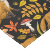 Herbstfüchse auf schwarz tischdecke (Schrägansicht)