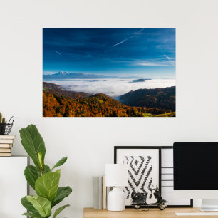 Herbstgebirge und Nebel im Tal Poster