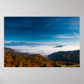 Herbstgebirge und Nebel im Tal Poster (Vorne)