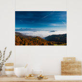 Herbstgebirge und Nebel im Tal Poster (Küche)