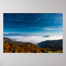 Herbstgebirge und Nebel im Tal Poster