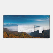 Herbstgebirge und Nebel im Tal Schreibtischunterlage (Tastatur & Maus)