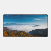 Herbstgebirge und Nebel im Tal Schreibtischunterlage (Vorderseite)