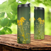 Herbstgelbe Blumen auf grüner Inspiration Thermosbecher