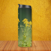 Herbstgelbe Blumen auf grüner Inspiration Thermosbecher