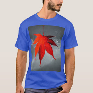 Herbstglühen: Die Schönheit eines roten Ahornblatt T-Shirt