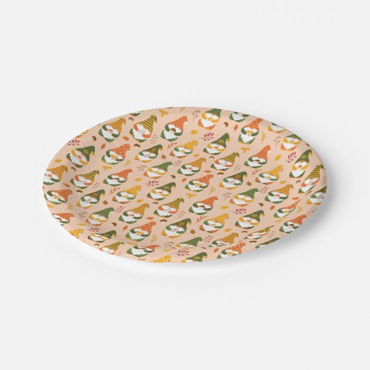 Herbstgnomen im Waldmuster Pappteller (Schrägansicht)