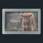 Herbstgras-Monogramm für Höllenkälber Rechteckige Gürtelschnalle<br><div class="desc">Herbstgras-Foto des Hochlandkalbs. Atemberaubendes junges Kalb von hochschottischen Rindern auf einem Herbstgrasfeld mit abgestuften Farben. Schöner,  dunkelhaariger Orangenmantel kontrastiert mit hellgelb grünem Gras und Bäumen im Hintergrund. Individuell personalisierbares Monogramm mit Ihrem Namen und Ihrer Initiale auf dem verlassen.</div>
