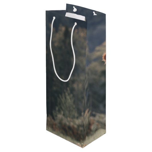 Herbstgrasfeld für Rinder Geschenktüte Für Weinflaschen (Rückseite Schrägansicht)