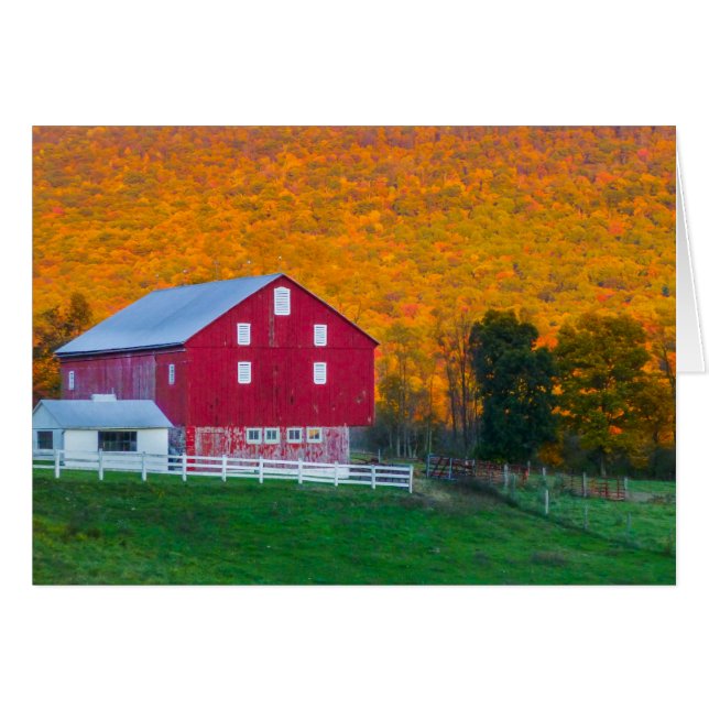 Herbsthügel hinter roter Scheune (Vorderseite (Horizontal))